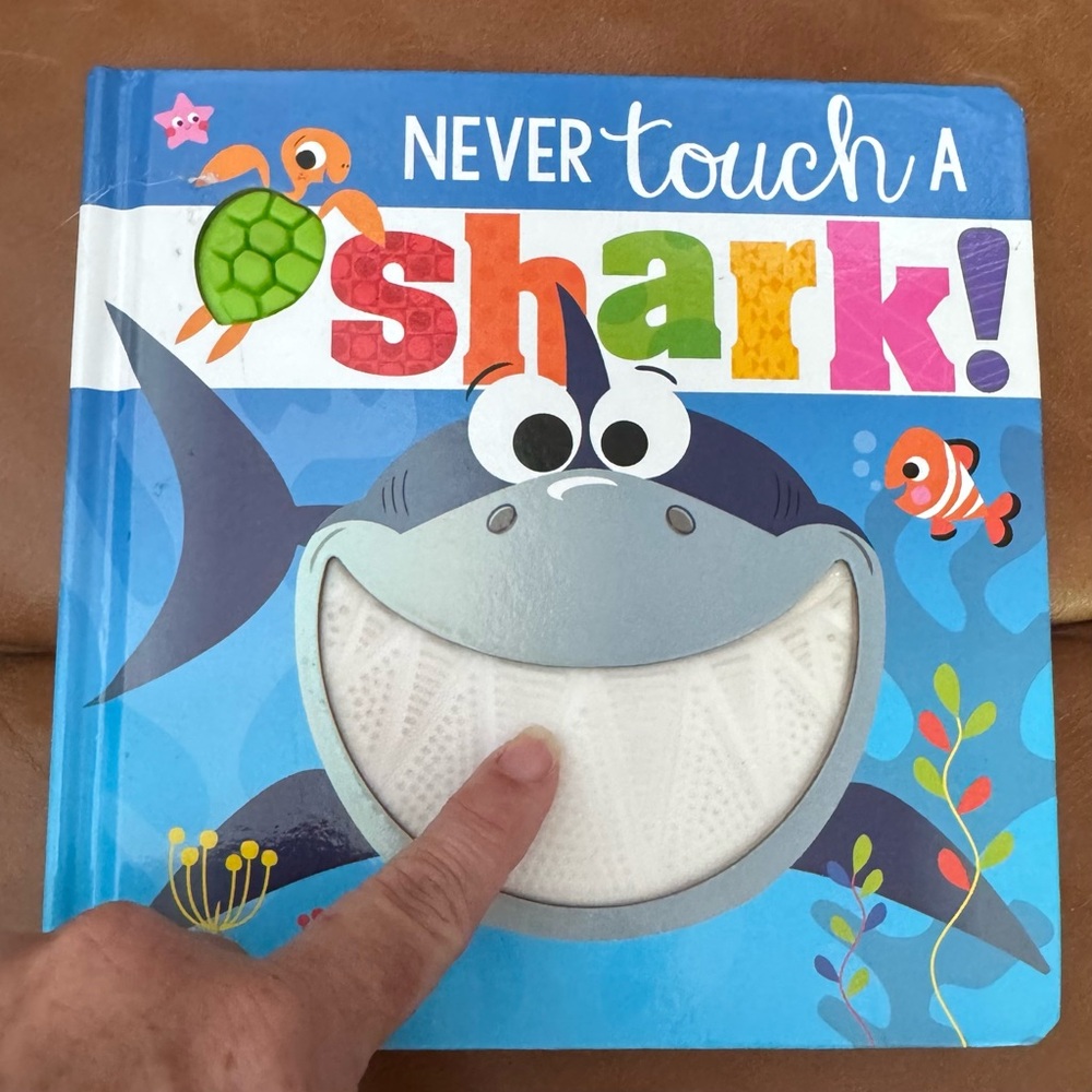 3/$20💕 NEVER TOUCH A SHARK 🦈 board book